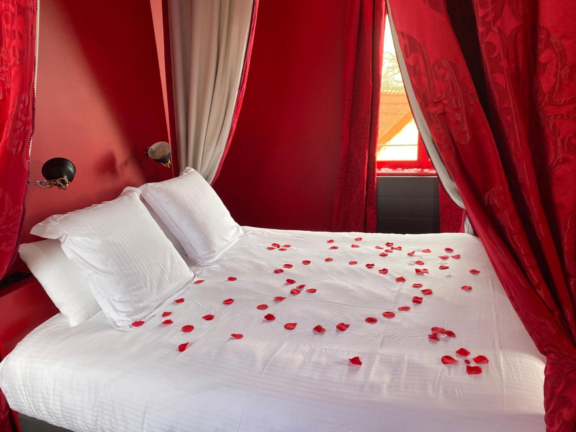 Logis Hotel La Maison A Pan De Bois Вьерзон Экстерьер фото